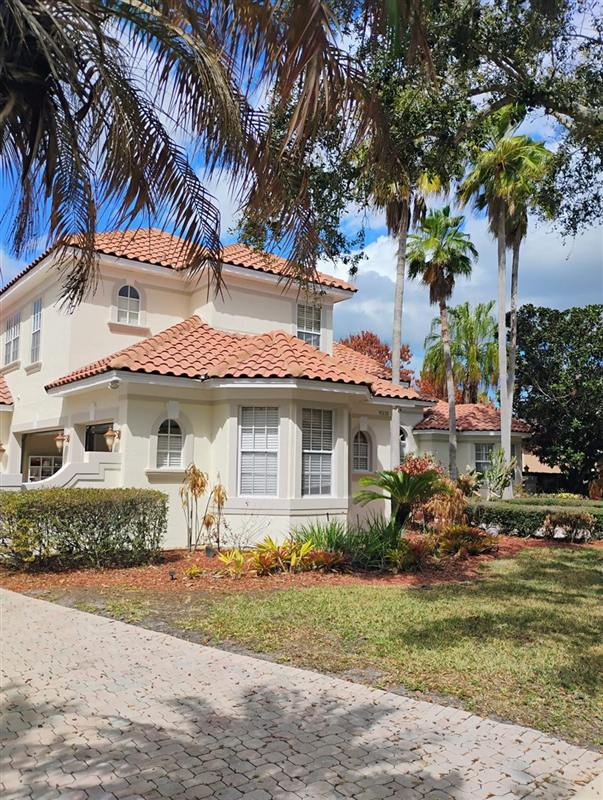 Cream-colored stucco house before repainting